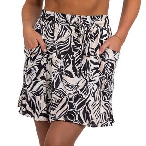 White birch resort wear skort tropical print black,white and blush pink size LG